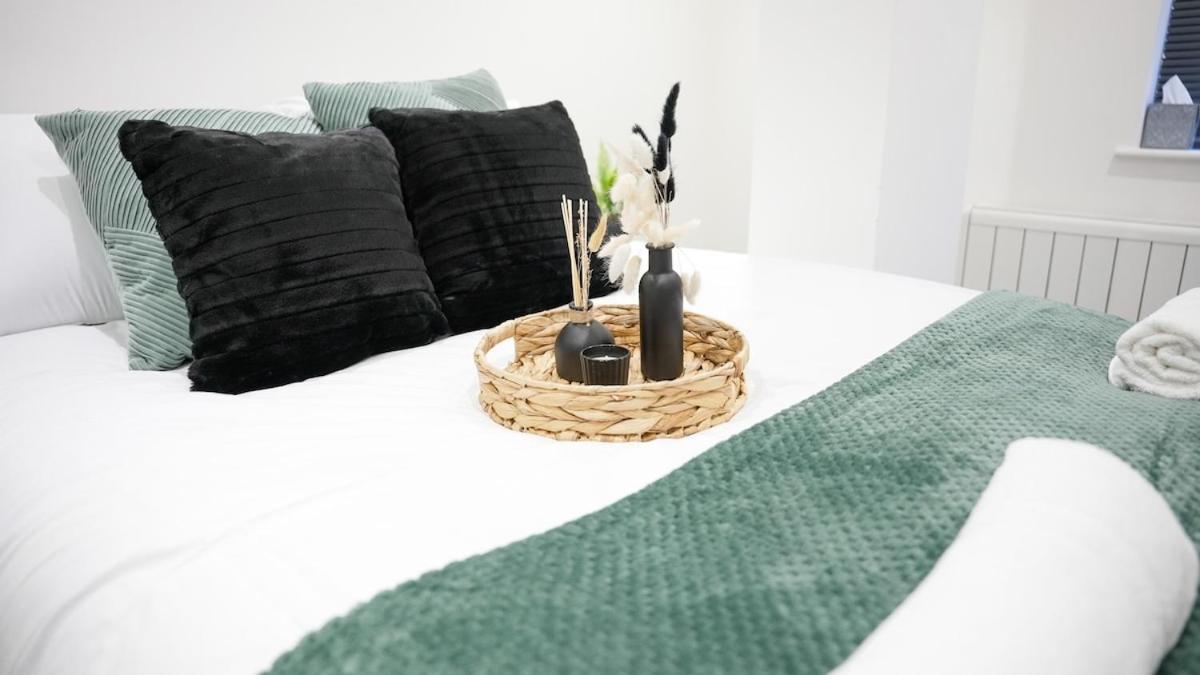 Centre Luxury , Sofa Bed, Wifi, Netflix, Urban Retreat Apartment *